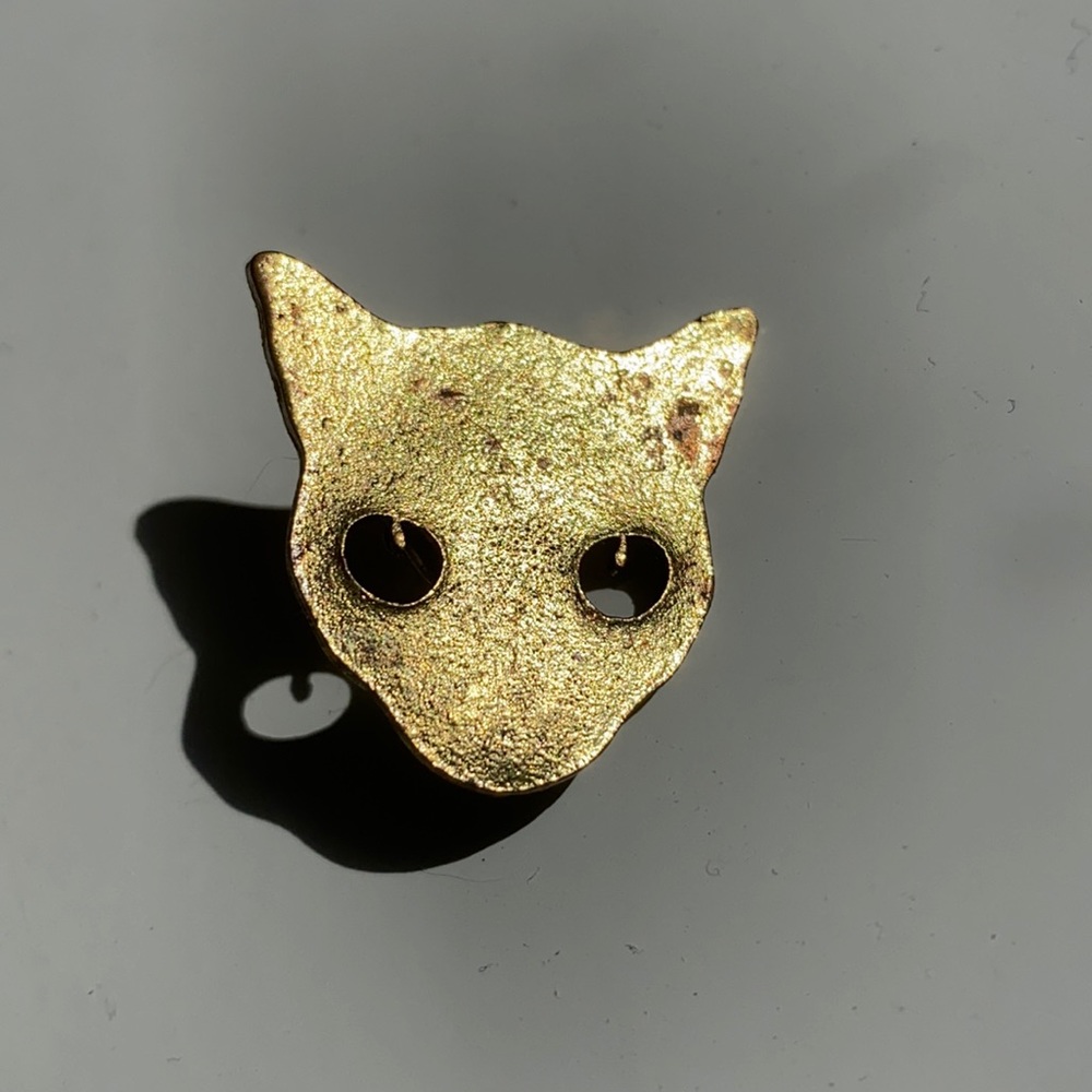Cat pin
